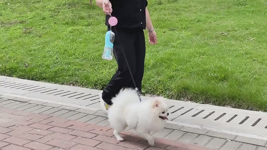 Botella portátil de agua 3 en 1 para perro, comedero y dispensador de bolsas para excrementos